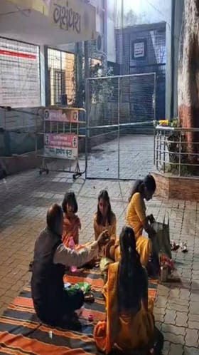 बुलढाण्यात कडाक्याच्या थंडीतही स्टाँग रूम बाहेर उमेदवाराचा पहारा.