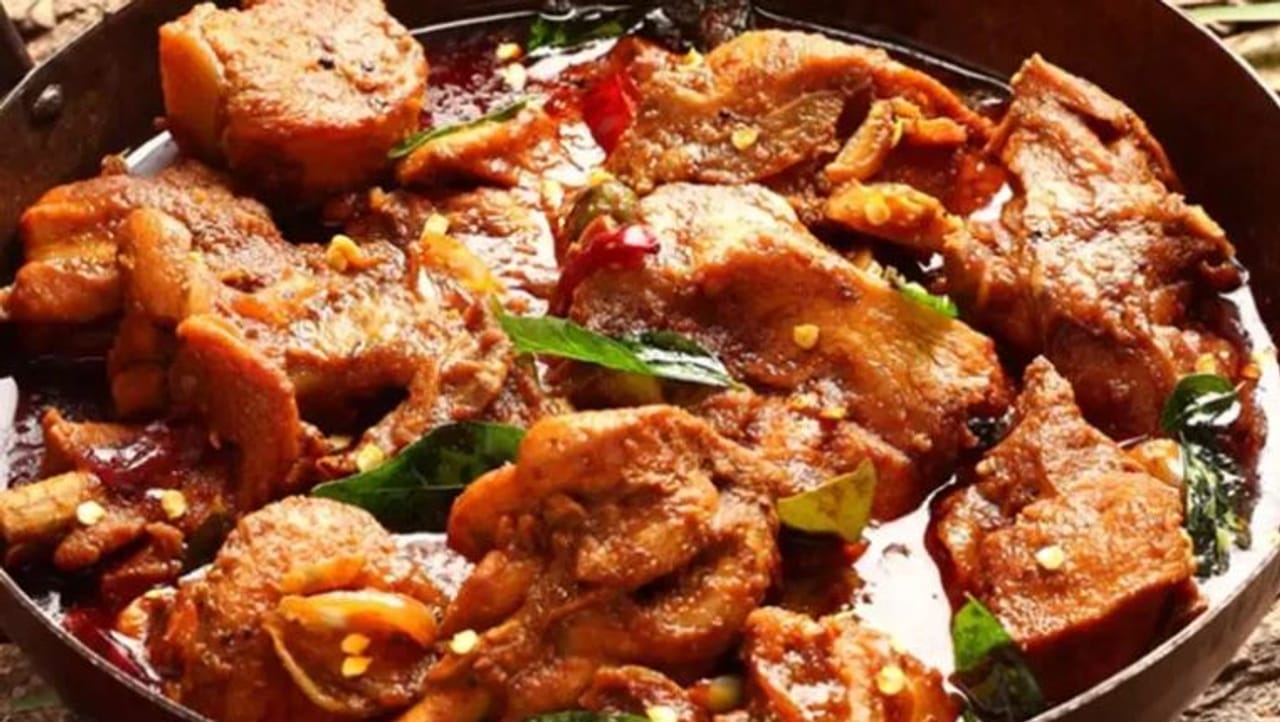 अनेकजण मांसाहारी असतात. काही लोकांना तर चिकन खायला फारच आवडतं. चिकनचे वेगवेगळे पदार्थ आवडीने खाणारे तुमच्या आजूबाजूला असतीलच. तर दुसरीकडे काही लोक मांसाहार सोडून शाकाहारी जेवण करण्यास प्राधान्य देतात. चिकनच्या माध्यमातून शरीराला जास्तीत जास्त प्रोटीन मिळावेत, हाच चिकन खाण्यामागचा उद्देश असतो.