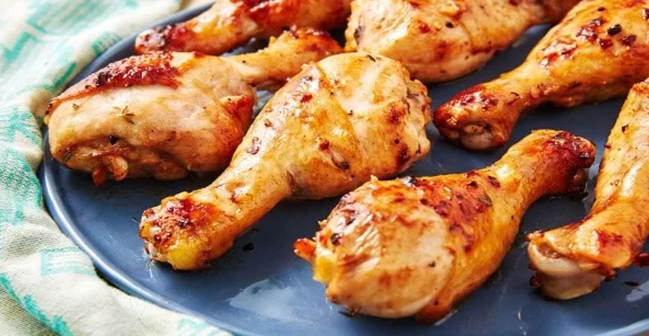 बहुसंख्य शाकाहारी लोक प्रोटीम मिळावे यासाठी मूग हे कडधान्य खातात. अनेक लोक प्रोटीनसाठी आवडीने मूग स्प्राऊट घेतात. त्यामुळेच 100 ग्रॅम चिकनमध्ये जास्त प्रोटीन असते की 100 ग्रॅम मुगात जास्त प्रोटीन असते हे जाणून घेणे गरजेचे आहे. एका अभ्यासानुसार 100 ग्रॅम मुगात साधारण 7.02 ग्रॅम प्रोटीन असते.