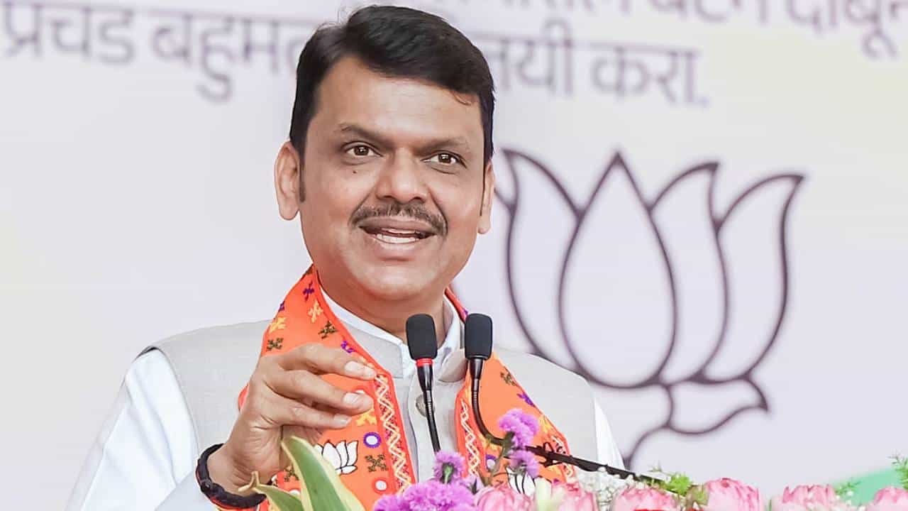 CM Fadnavis Influence : भाजप देवाभाऊ...फडणवीसांच्या इशाऱ्यानेच इतर पक्ष चालतात, बड्या नेत्याच्या वक्तव्यानं खळबळ