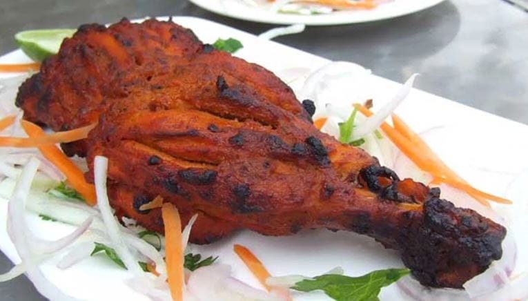 अल्मास कॅव्हियार हा खाद्यपदार्थ सर्वात महाग असल्याचे मानले जाते. हे एक नॉनव्हेज अन्न आहे. इराणच्या कॅस्पियन सागरात एल्बिनो स्टर्जन नावाचा एका मासा सापडतो. याच माशाच्या अंड्यांपासून हा खाद्यपदार्थ तयार केला जातो. या माशाच्या अंड्यापासून तयार केलेल्या या खाद्यपदार्थाची किंमत 34500 डॉलर्स प्रतिकिलो असते. 24 कॅरेट सोन्याच्या डब्ब्यात हा खाद्यपदार्थ दिला जातो.