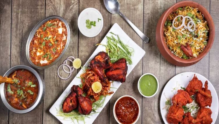 इंडोनेशियामध्ये अयाम सेमानी नावाची दुर्मिळ कोंबडी मिळते. या कोंबडीची त्वचा, पंख, मांस सगळे काळ्या रंगाचे असते. या कोंबडीचे मांस शरीरासाठी खूपच पौष्टीक असल्याचे सांगितले जाते. म्हणूनच या कोंडबीच्या मांसाची किंमत दीड हजार डॉलर्स प्रति किलो आहे. या कोंबडीच्या मांसाची खूप मागणी असते.