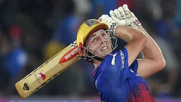 आयपीएल 19 व्या मोसमासाठी (IPL 2026) मिनी ऑक्शन पार पडलं. एकूण 10 फ्रँचायजींनी 77 खेळाडूंना आपल्या गोटात घेतलं. कॅमरुन ग्रीन हा मिनी ऑक्शनच्या इतिहासातील सर्वात महागडा खेळाडू ठरला. कॅमरुनसाठी केकेआरने 25 कोटी 20 लाख रुपये मोजले. (Photo Credit : PTI)