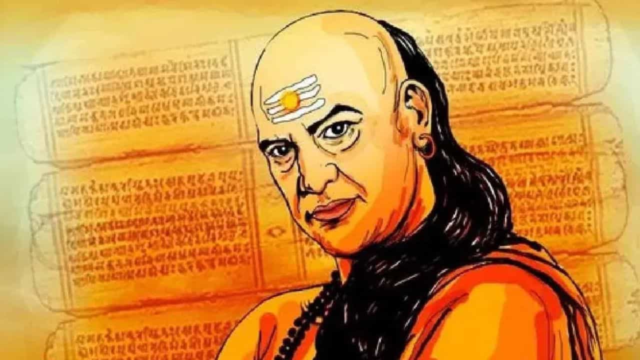 Chanakya Neeti : तुमच्याकडे पैसा आहे पण समाधान नाही? चाणक्य यांनी सांगितली त्रिसुत्री
