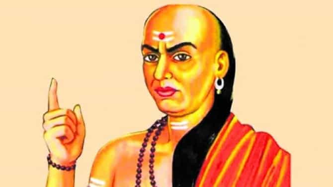 चाणक्य नीति: ही लोकं तुमचं आयुष्य करतात उध्वस्त, आजपासूनच अशा लोकांपासून राहा दूर