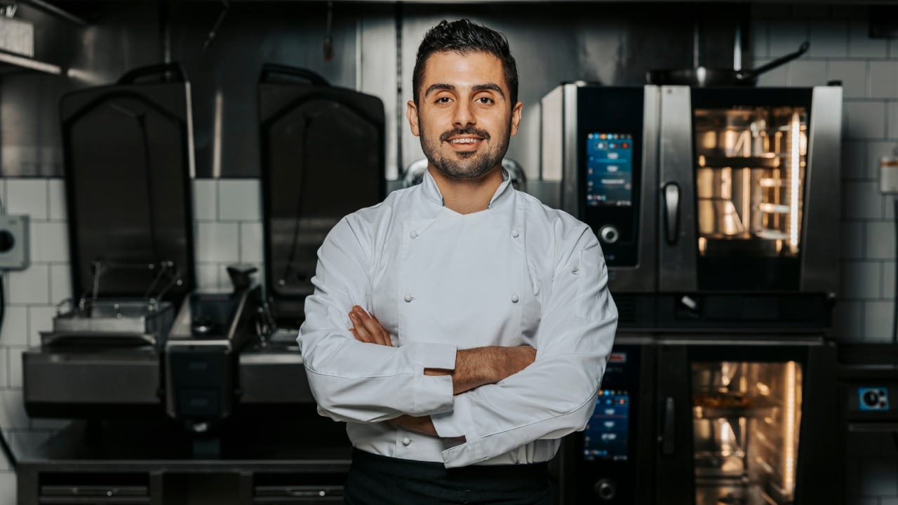 आपण एखाद्या मोठ्या हॉटेलमध्ये किंवा रेस्टॉरंटमध्ये जेवायला जातो, तेव्हा तिथे असलेल्या स्वयंपाकघरात अंत्यत शिस्तबद्धपणे काम चालते. यामागे शेफ आणि कुक या दोन प्रमुख व्यक्तींचे श्रम असतात. 