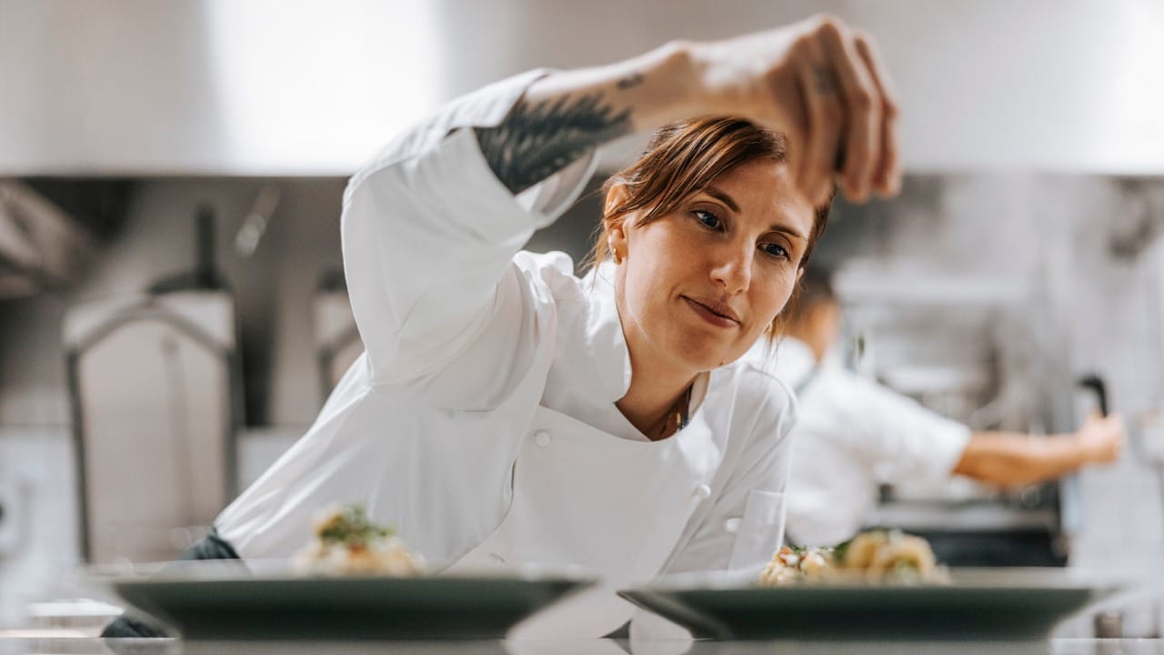 एखाद्या एक्झिक्युटिव्ह शेफ किंवा हेड शेफच्या हाताखाली कुक आणि इतर कर्मचाऱ्यांचे टीम लीडर काम करतात. त्यांना प्रशिक्षण देणे आणि त्यांच्याकडून काम व्यवस्थित करून घेणे, ही त्यांची जबाबदारी असते.