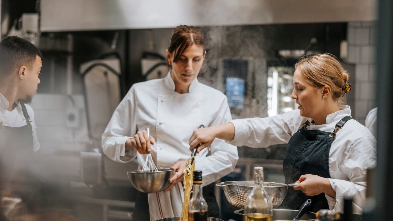 या शिक्षणावेळी त्यांना फक्त रेसिपीच नव्हे, तर स्वयंपाकघराचे व्यवस्थापन, आर्थिक नियोजन आणि स्वच्छता व आरोग्य नियम शिकवले जातात. शेफचे मुख्य काम हे विचार करुन योग्य निर्णय घेणे असे असते. एखाद्या हॉटेलच्या मेन्यूमध्ये कोणते पदार्थ असावेत, त्या पदार्थांची चव कशी असावी आणि ते किती रुपये असावे हे सर्व ठरवण्याची जबाबदारी शेफवर असते.