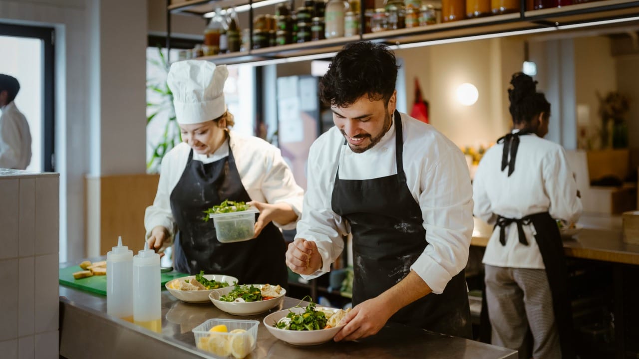 शेफ हा केवळ स्वयंपाक करणारा नसतो. तो संपूर्ण स्वयंपाकघराचा मुख्य सूत्रधार आणि बॉस असतो. शेफ होण्यासाठी पाककला महाविद्यालयात जाऊन खास शिक्षण त्यासंदर्भातील पदवी घ्यावी लागते.