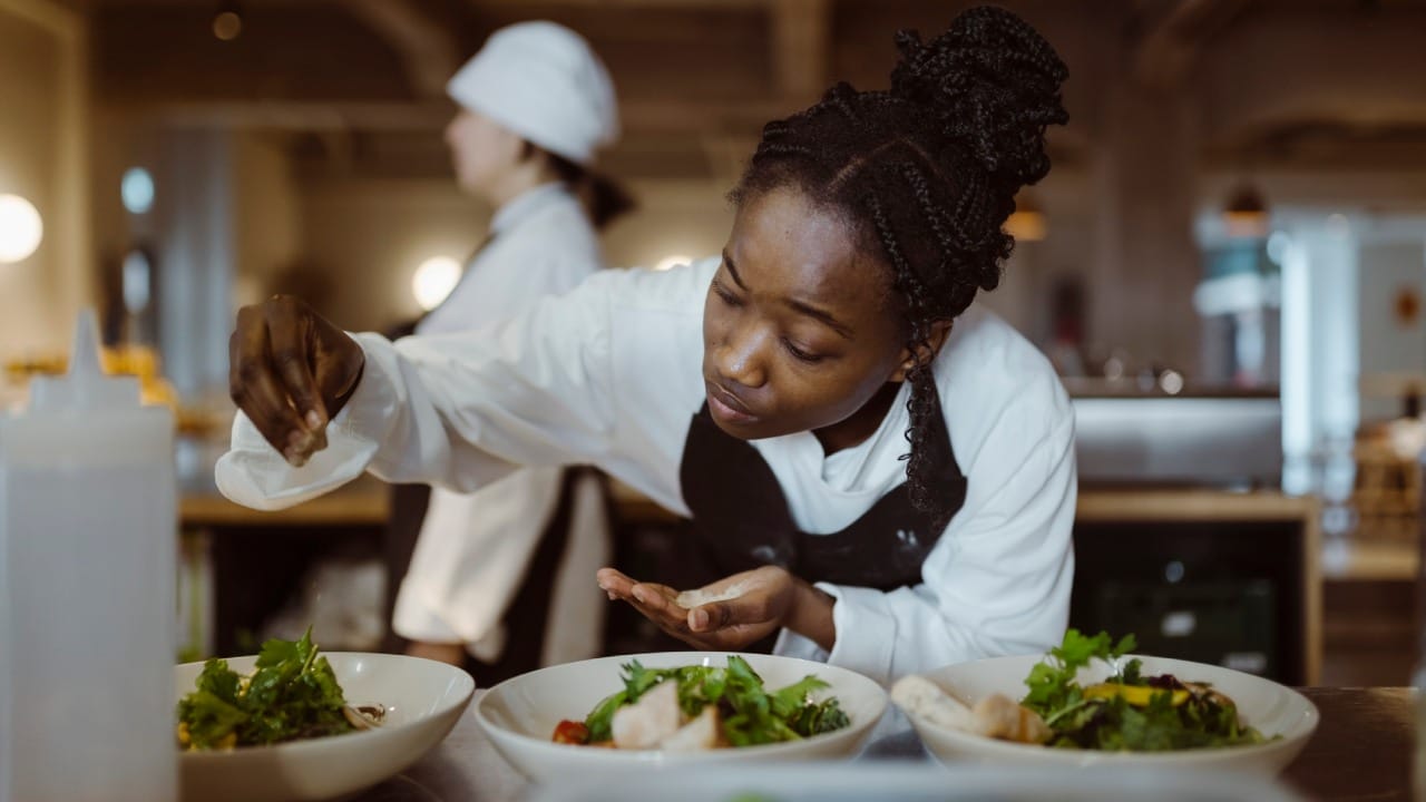 शेफ आणि कुक हे दोघेही स्वयंपाक करत असले तरी त्यांच्या कामाची पातळी आणि जबाबदारी पूर्णपणे वेगळी असते. आज आपण शेफ आणि कुक यांच्यात नेमका फरक काय असतो, याबद्दल जाणून घेऊया.