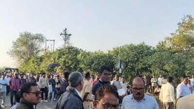 सायेब... तुम्हीच सांगा माणसं कुठं जाळायची..? स्मशानभूमीसाठी भूमी अभिलेख कार्यालयात चक्क मृतदेहच आणला... भंडाऱ्यातील गावकऱ्यांचं संतप्त आंदोलन