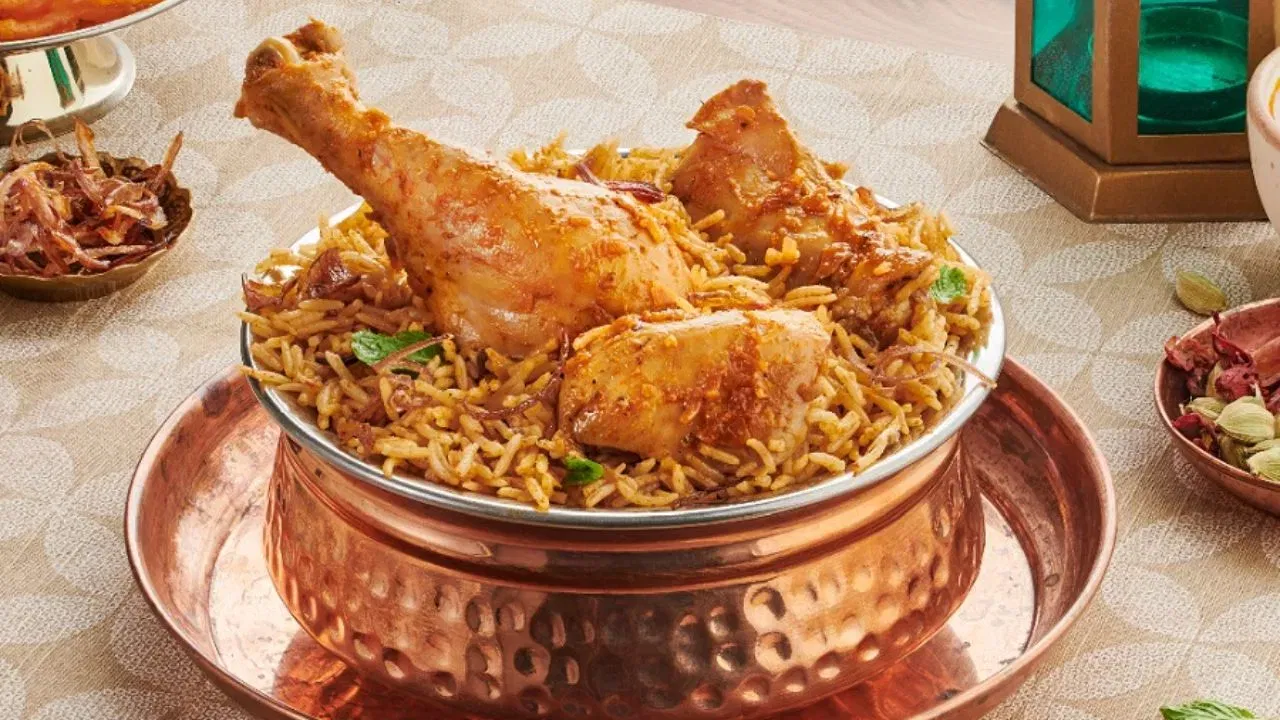 बीफचा वापर बिर्याणी, कबाब, निहारी यांसारख्या अनेक पारंपारिक आणि मुघल-प्रेरित पाककृतींमध्ये मोठ्या प्रमाणावर केला जातो. त्यामुळे बीफही पाकिस्तानात लोकप्रिय आहे.