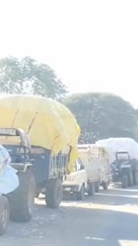 Jalgaon : चोपडा येथील शासकीय खरेदी केंद्रावर कापूस विक्रीसाठी शेतकऱ्यांच्या रांगा.