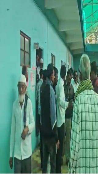 जळगावमध्ये काल (2 डिसेंबर 2025) रोजी मध्ये प्रभाग क्रमांक 8 मध्ये मतदान केंद्रात गोंधळाचे वातावरण