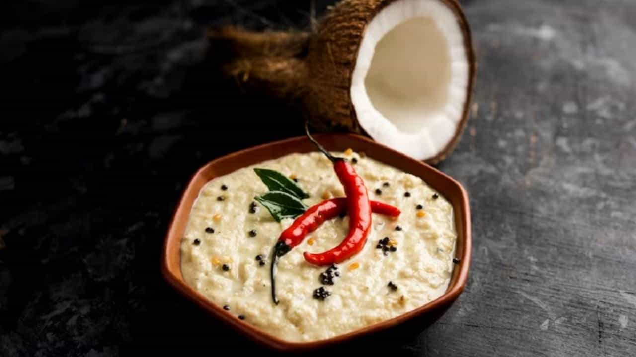 खोबऱ्याची चटणी बनवण्यासाठी ताजा किसलेला नारळ – 1 कप, हिरव्या मिरच्या – चवीनुसार, भाजलेली चण्याची डाळ... डाळ घातली तर जास्त छान टेक्स्चर येतं... 2 टेबलस्पून, आलं – आर्धा इंच तुकडा, लसूण, मीठ – चवीनुसार, लिंबाचा रस किंवा चिंचेचा लहान तुकडा 1 टीस्पून घ्या... आणि पाणी आवश्यकतेनुसार घाला.