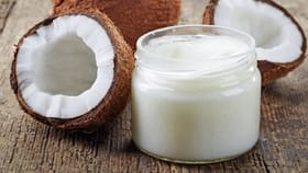 कडाक्याच्या थंडीत नारळाचं तेल गोठलंय?तर 'या' घरगुती ट्रिक्सचा करा वापर.