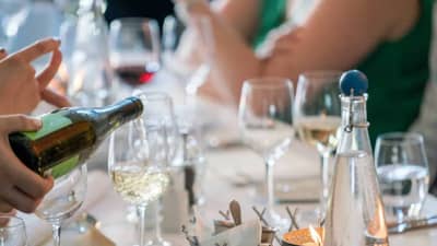 Cold Drinks in Alcohol : दारुमध्ये कोल्ड ड्रिंक मिसळल्यामुळे टेस्ट चांगली लागते पण हे वाचल्यानंतर अशा मिक्सिंगने पिण्याआधी 10 वेळा विचार करालं