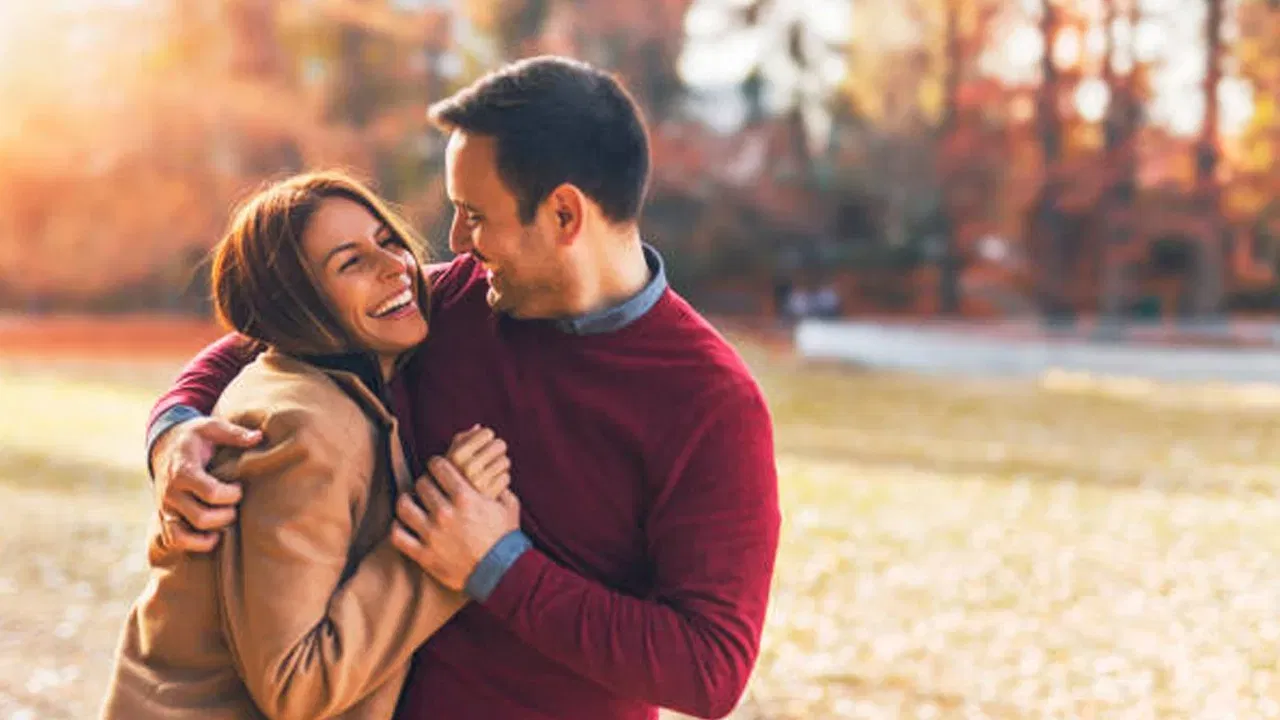 सरकारची ही योजना डेटिंगपुरती मर्यादित नाही, तर सरकार लग्नालाही प्रोत्साहन देत आहे. जर जोडपे लग्नाचा निर्णय घेते, तर सरकार अंदाजे २५ लाख रुपये पर्यंतची आर्थिक मदत देते. ही राशी लग्नाशी संबंधित मोठ्या खर्चाला कमी करते आणि युवकांना आर्थिक चिंतेशिवाय विवाह करण्यासाठी प्रेरित करते.