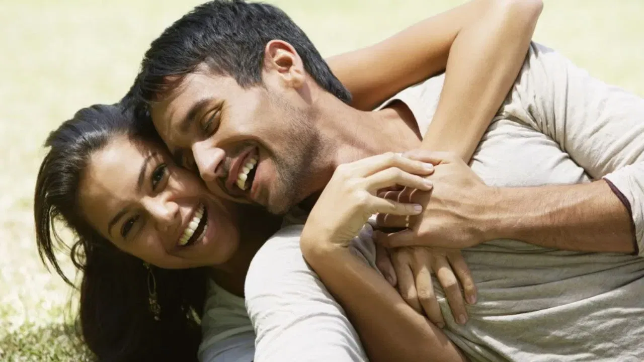 सरकारी मदतीचे उद्देश्य युवा जोडप्यांना आर्थिक बोझाच्या भीतीने लग्न टाळण्यापासून वाचवणे आहे. लग्नानंतर जर जोडपे मुले होण्याचा निर्णय घेते, तर सरकार मुलांच्या संगोपन, शिक्षण आणि काळजीत मदत करते. विविध योजनांअंतर्गत आर्थिक सहाय्य दिले जाते. अनेक प्रकरणांत सरकार पालकांच्या मदतीत भागीदार बनते, जेणेकरून मुलांची जबाबदारी पूर्णपणे कुटुंबावर पडू नये. आर्थिक चिंता कमी झाल्यास युवक कुटुंब वाढवण्याकडे सकारात्मक दृष्टिकोन स्वीकारतात.