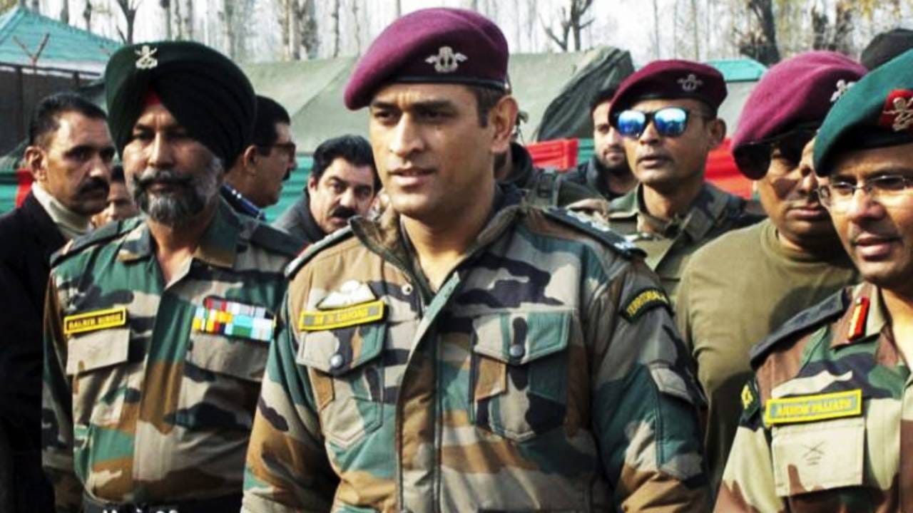 कॅप्टन कूल एमएस धोनी, मास्टर ब्लास्टर सचिन तेंडुलकर, माजी कर्णधार कपिल देव यांच्यासह अनेक भारतीय क्रिकेटर्सला भारतीय सैन्यात आणि पोलिस दलात मानद रँकने सन्मानित करण्यात आले आहे. एमएस धोनी भारतीय सैन्यात लेफ्टनंट कर्नल आहे. धोनीने 2015 मध्ये पॅराशूट रेजिमेंटमध्ये ट्रेनिंग पूर्ण केली आहे.