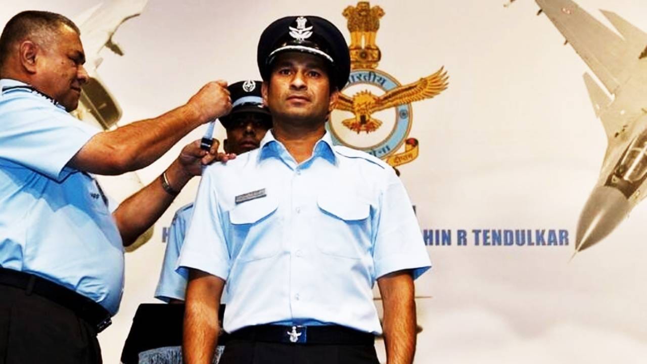 क्रिकेटमधील देव, मास्टर ब्लास्टर सचिन तेंडुलकरला सैन्य दलात मोठा हुद्दा देण्यात आला आहे. तेंडुलकरला भारतीय वायुदलात ग्रुप कॅप्टनची रँकने सन्मानित करण्यात आले आहे. क्रिकेटमधील असामान्य योगदानाबद्दल त्याला सन्मानित करण्यात आले.