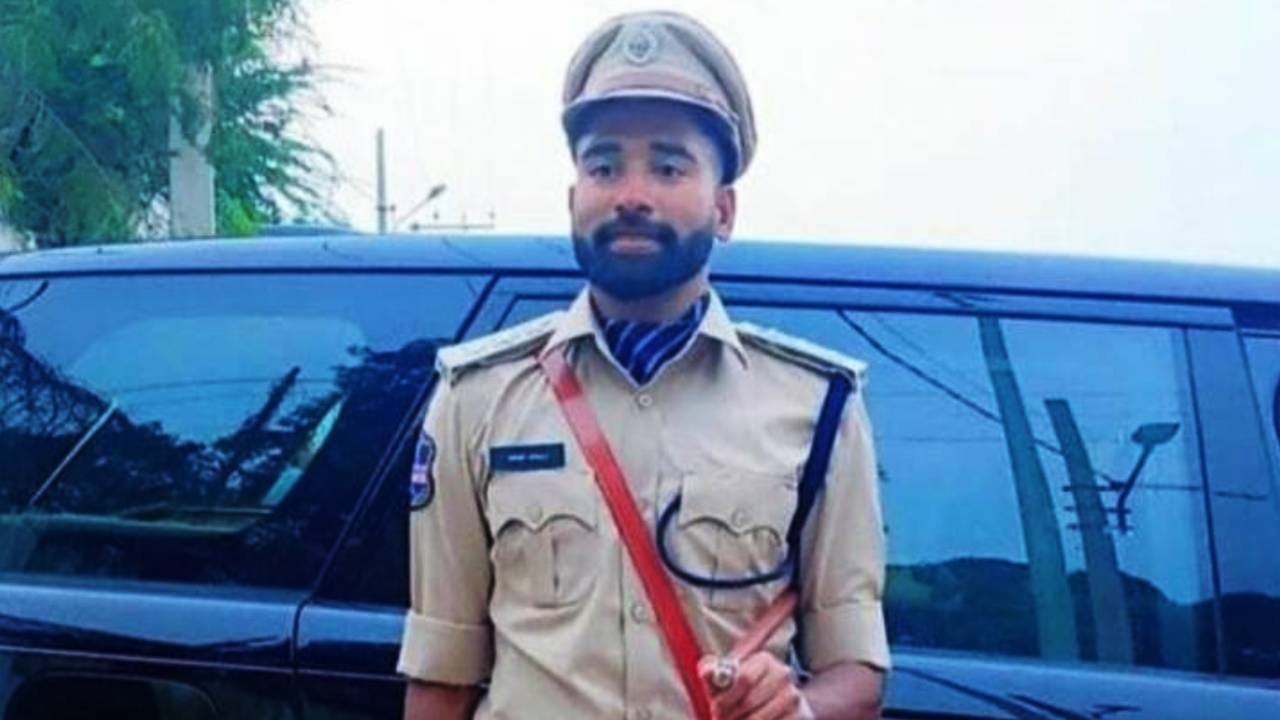 भारतीय वेगवान गोलंदाज मोहम्मद सिराज याला ही असाच सन्मान देण्यात आला आहे. त्याला लष्करात अथवा अर्धसैनिक दलात स्थान मिळाले नसले तरी तेलंगाणा सरकारने त्याला पोलीस उपअधीक्षक(DSP) पदाने सन्मानित केले आहे. हा त्याचासाठी मोठा बहुमान ठरला आहे.