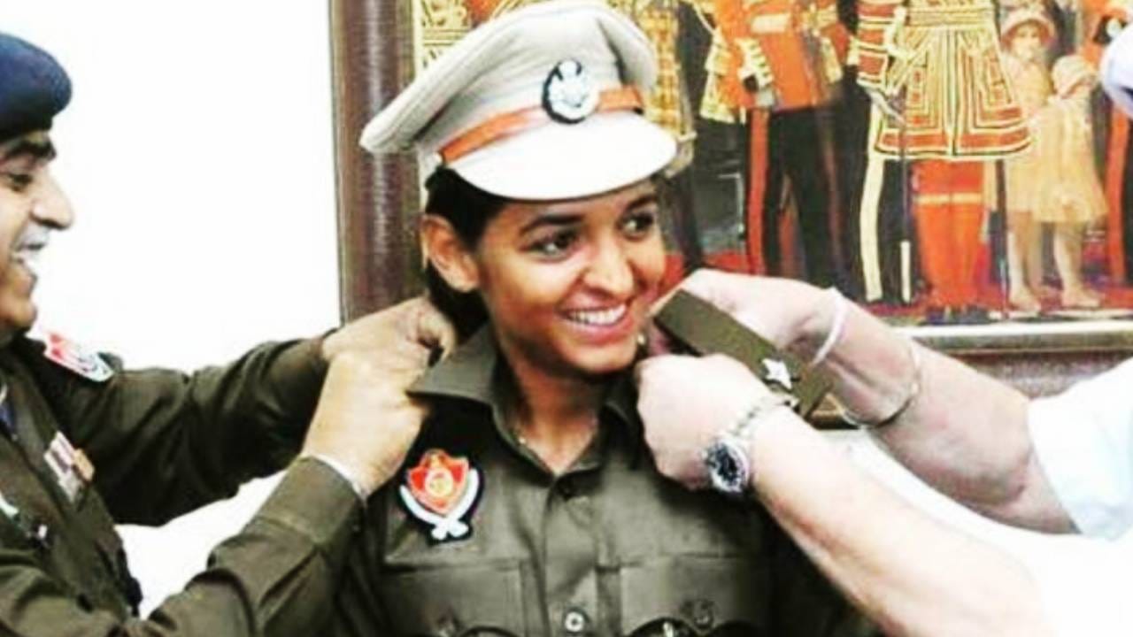 भारतीय महिला संघाची कर्णधार हरमनप्रीत कौर ही पंजाब पोलीस दलात पोलीस उपअधीक्षक पदावर अनेक वर्षांपासून कार्यरत आहे. जेव्हा खेळाडू कमाल दाखवतो. तेव्हा राज्य सरकार खेळाडूची एखाद्या पदावर नियुक्ती करते. महिला संघाने विश्वचषक जिंकल्यानंतर हरमनप्रीतला आता पदोन्नतीचे वेध लागले आहे.