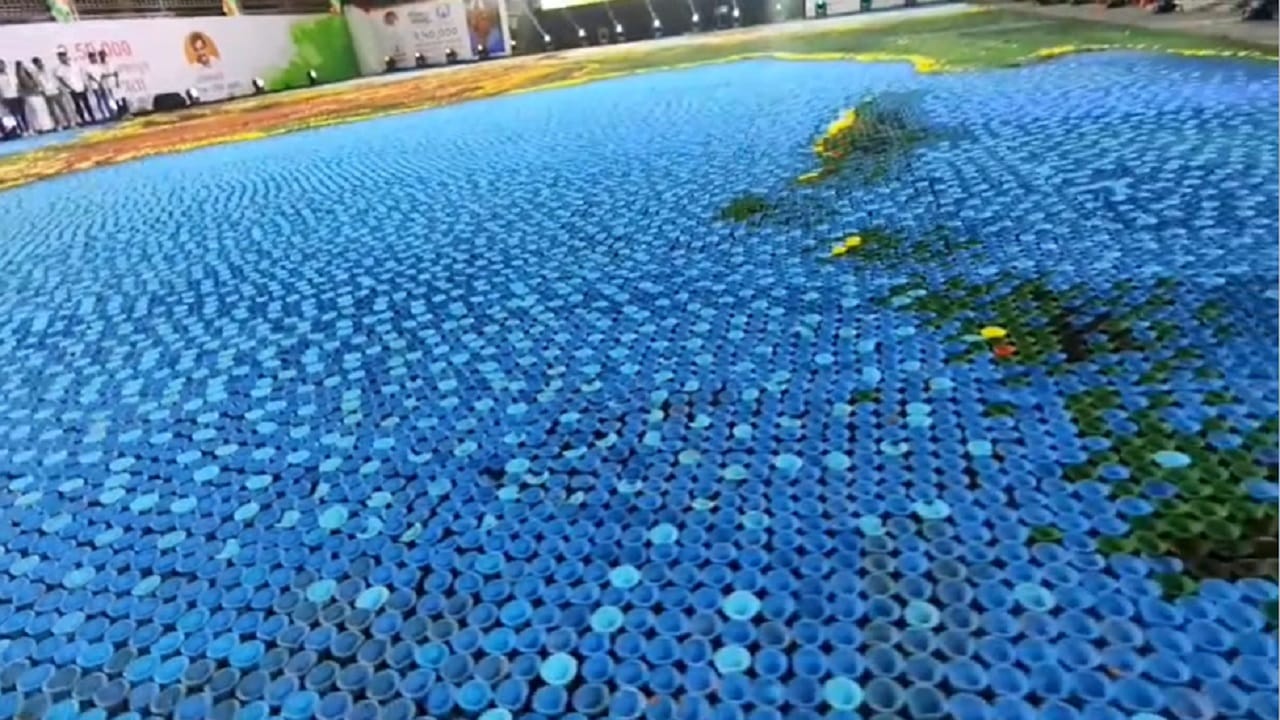 वंदे मातरम गीताला १५० वर्षे पूर्ण झाल्याच्या पार्श्वभूमीवर, भाजपचे प्रदेशाध्यक्ष आमदार रविंद्र चव्हाण यांच्या संकल्पनेतून आणि डोंबिवलीकरांच्या सामूहिक सहभागातून अडीच लाख मातीच्या रंगीत पणत्यांनी भारतमातेची भव्य मोझॅक प्रतिमा उभी करण्यात आली.