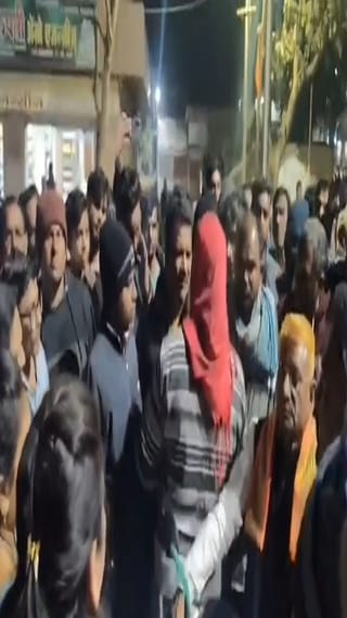 विधान परिषदेचे आमदार दादाराव केचे यांना महिलांनी भर रस्त्यात घेरले