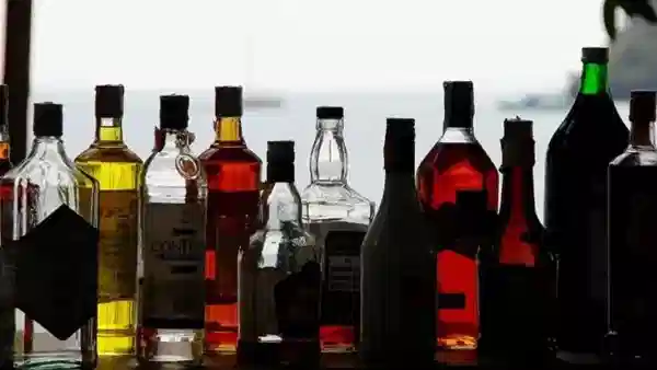31 डिसेंबरसाठी घरीच दारूची पार्टी करणार असाल तर सावधान... घरात किती दारू ठेवता येते? वाचा नियम