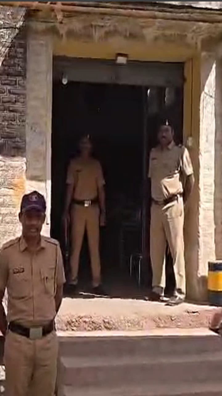 Daund : मतदानपेट्या ठेवलेल्या स्ट्राँगरूमबाहेर पोलिसांचा कडेकोट बंदोबस्त