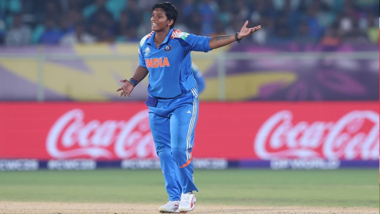 दीप्ती शर्माने आतापर्यंत टी20 आंतरराष्ट्रीय क्रिकेटमध्ये 148 विकेट घेतल्या आहेत. दोन विकेट घेताच पुरूष आणि महिला टी20 आंतरराष्ट्रीय क्रिकेटमध्ये 150 विकेट घेणारी पहिली भारतीय ठरेल. आतापर्यंत कोणत्याही भारतीय गोलंदाजाला इथपर्यंत मजल मारता आलेली नाही. (Photo- BCCI Women Twitter)