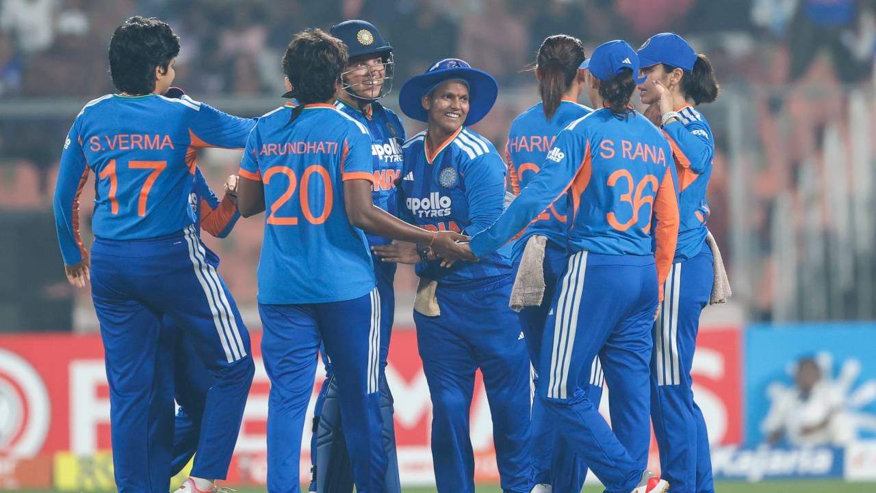 भारतीय महिला संघाने पाच सामन्यांच्या टी20 मालिकेत श्रीलंकेला क्लिन स्वीप दिला. पाचही सामन्यात भारताने दणदणीत विजय मिळवला. पाचव्या सामन्यात भारताने विजयासाठी 175 धावांचं आव्हान ठेवलं होतं. पण श्रीलंकेचा संघ 160 धावा करू शकला. हा सामना भारताने 15 धावांनी जिंकला. (Photo- BCCI Womens Twitter) 