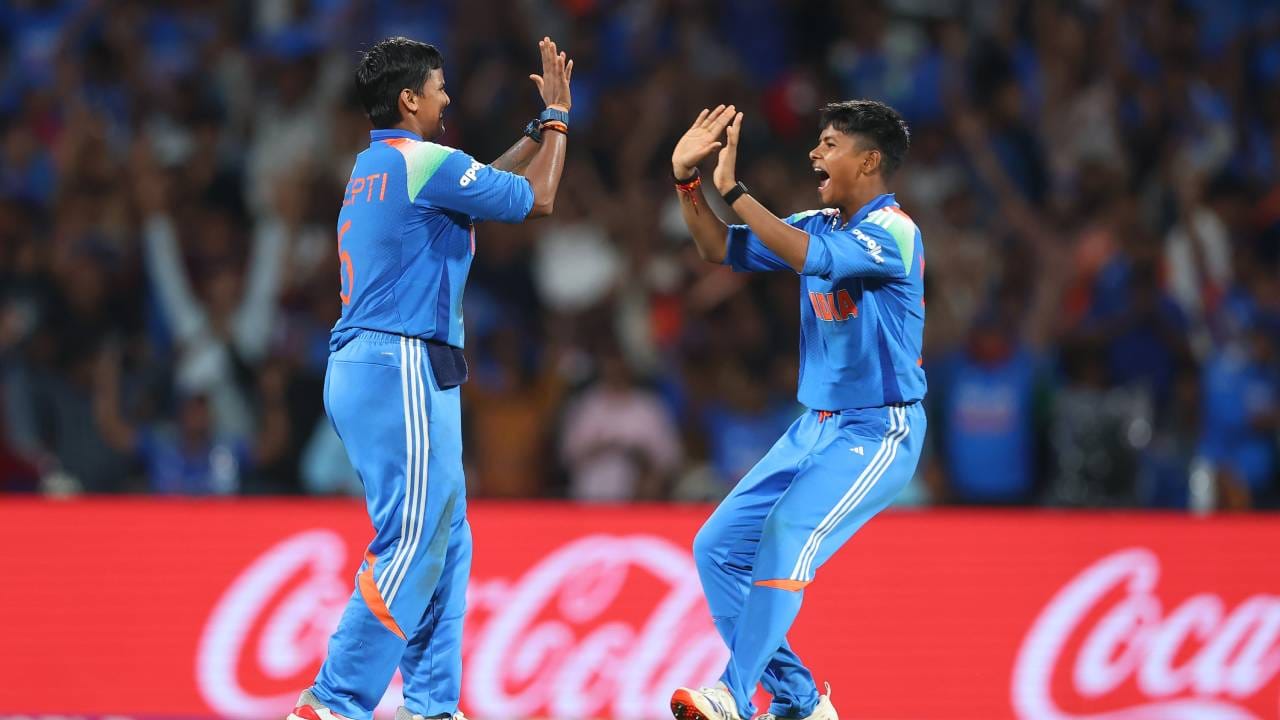 तिसऱ्या टी20 सामन्यात दीप्ती शर्माकडे मोठा विक्रम रचण्याची संधी आहे. सध्याचा तिचा फॉर्म पाहता तिसर्‍या टी20 सामन्यात सहज शक्य असल्याचं दिसून येत आहे. दुसऱ्या टी20 सामन्यात दीप्ती खेळली नव्हती. पण तिसऱ्या सामन्यात खेळली तर नक्कीच विक्रमाला गवसणी घालेल. (Photo- BCCI Women Twitter)