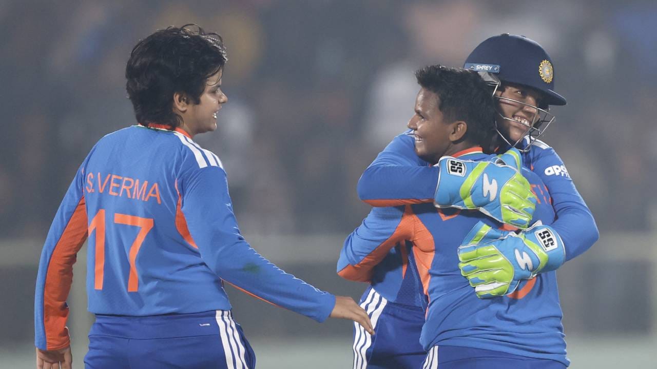 भारतीय महिला संघाने श्रीलंकेविरुद्ध सुरूवातीचे दोन्ही टी20 सामने जिंकून मालिका 2-0 ने आघाडी घेतली आहे. तिसरा सामना जिंकून पाच सामन्याची मालिका खिशात घालण्याचा मानस असेल. तिसरा सामना तिरूवनंतपुरमच्या ग्रीनफिल्ड आंतरराष्ट्रीय मैदानात होणार आहे. (Photo- BCCI Women Twitter)