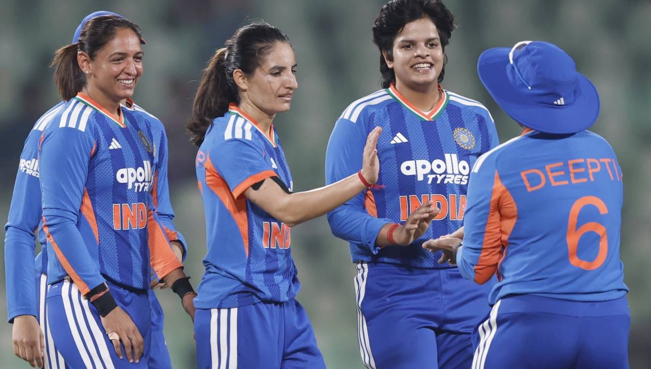 दीप्ती शर्माने सर्वाधिक आंतरराष्ट्रीय विकेट्समध्ये ऑस्ट्रेलियाची दिग्गज अष्टपैलू एलिस पेरी हिला मागे टाकले आहे. दीप्तीने 256 डावांमध्ये 333 आंतरराष्ट्रीय विकेट्स घेतल्या आहेत. पेरीच्या नावावर 331 विकेट्स आहेत. (Photo- BCCI Women Twitter) 