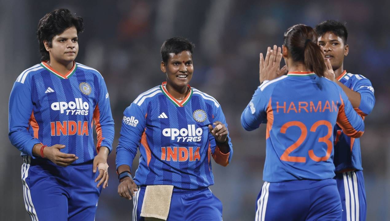 श्रीलंकेने तिसऱ्या टी20 सामन्यात 112 धावा केल्या आणि विजयासाठी 113 धावा दिल्या. हे आव्हान भारताने 13.2 षटकात 2 गडी गमवून गेल्या. या सामन्यात दीप्ती शर्माने फिरकी कौशल्य दाखवले आणि 4 षटकांत फक्त 18 धावांत 3 विकेट्स घेतल्या. (Photo- BCCI Women Twitter) 