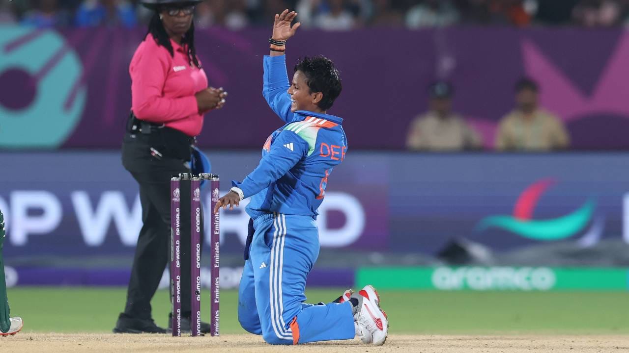 टी20 महिला आंतरराष्टीय क्रिकेटमध्ये सर्वाधिक विकेट घेण्याचा मान ऑस्ट्रेलियाच्या मेगन शुट्टच्या नावार आहे. तिने एकूण 151 विकेट घेतल्या आहे. तिसऱ्या सामन्यात चार विकेट घेतल्या तर तिलाही दीप्ती शर्मा मागे टाकेल. (Photo- BCCI Women Twitter)