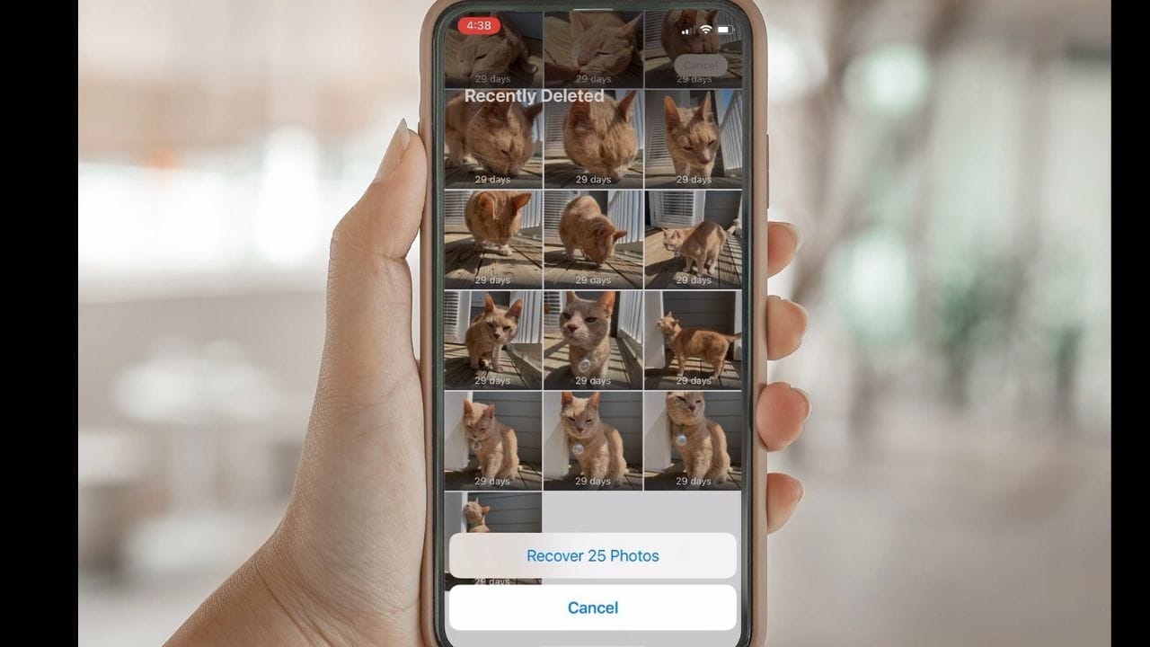 आयफोन वापरकर्ते त्यांचे फोटो iCloud वरून परत मिळवू शकतात. फोटो ॲपमधील अल्बम्समध्ये जाऊन Recently Deleted फोल्डर निवडा आणि हवे असलेले फोटो  पुन्हा रिस्टोअर करा.