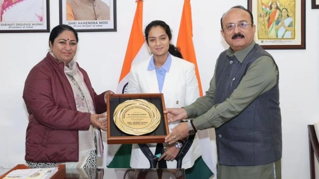 प्रतिकाने वर्ल्ड कप विजयानंतर 7 डिसेंबरला मुख्यमंत्री रेखा गुप्ता यांची भेट घेतली. त्यानंतर रेखा गुप्ता यांनी सोशल मीडियावर प्रतिकासोबतचे फोटो पोस्ट केले. तसेच प्रतिकाला बक्षिस जाहीर केलं. "खेळातील प्रतिबद्धता आणि कामगिरीचा सन्मान करत दिल्ली सरकारकडून प्रतिका रावल यांना दीड कोटी रुपये देण्यात येणार आहे", असं या पोस्टमध्ये म्हटलंय. (Photo Credit: X/Rekha Gupta)