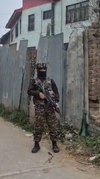 दिल्ली बॉम्बस्फोटाच्या चौकशीसाठी काश्मीरमध्ये छापे