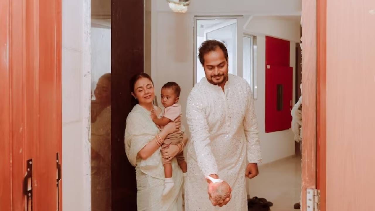 तर काहींनी देवोलीनाच्या पतीचंही कौतुक केलं. 'मुस्लीम असूनही पत्नीच्या धर्माप्रमाणे सर्व विधी केले, खरंच कौतुक करायला हवं', असं नेटकऱ्यांनी म्हटलंय. एका फोटोमध्ये देवोलीनाच्या डोक्यावर कलश आणि तिच्या पतीच्या हातात देवाची मूर्ती पहायला मिळतेय.