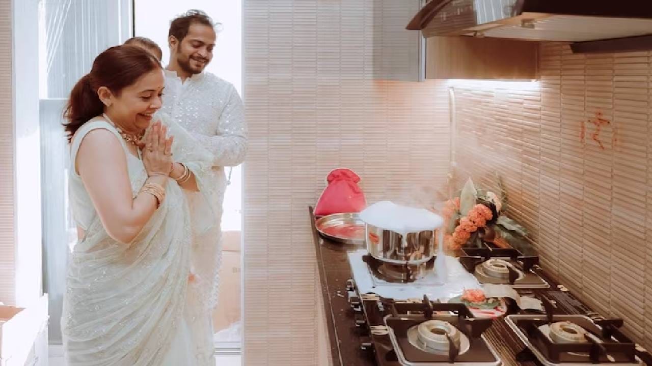 आणखी एका फोटोमध्ये दूध उतू घालण्याचीही विधी करताना दिसत आहेत. यासोबतच देवोलीना हवन करताना आणि तिचा पती नारळ-कापराने घराची नजर काढताना दिसत आहे. या फोटोंवर नेटकऱ्यांनी लाइक्स आणि कमेंट्सचा वर्षाव केला आहे.