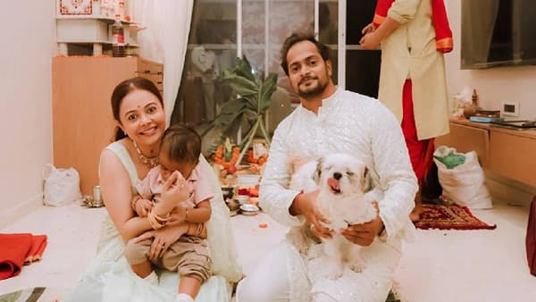 'साथ निभाना साथियाँ' या लोकप्रिय मालिकेत गोपी बहुची भूमिका साकारलेली अभिनेत्री देवोलीना भट्टाचार्जी नेहमीच तिच्या खासगी आयुष्यामुळे चर्चेत असते. देवोलीनाने नुकतंच मुंबईत नवीन घर खरेदी केलं आहे. सोशल मीडियावर तिने गृहप्रवेशाचे खास फोटो पोस्ट केले आहेत.