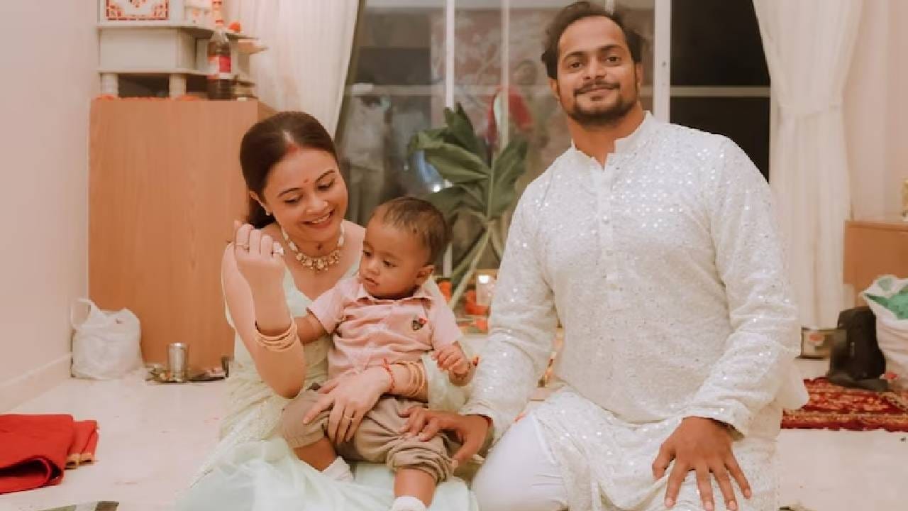 गृहप्रवेशाचे हे फोटो पोस्ट करत देवोलीनाने लिहिलं, 'काही स्वप्नांना पूर्ण होण्यासाठी वेळ, हिंमत आणि खूप जास्त विश्वास लागतो. आज माझ्या स्वप्नांच्या घरात उभं राहिल्यानंतर माझ्या मनात अनेक भावना उफाळून आल्या आहेत. या प्रवासासाठी, शिकवणीसाठी आणि आशीर्वादासाठी मी आभारी आहे.'