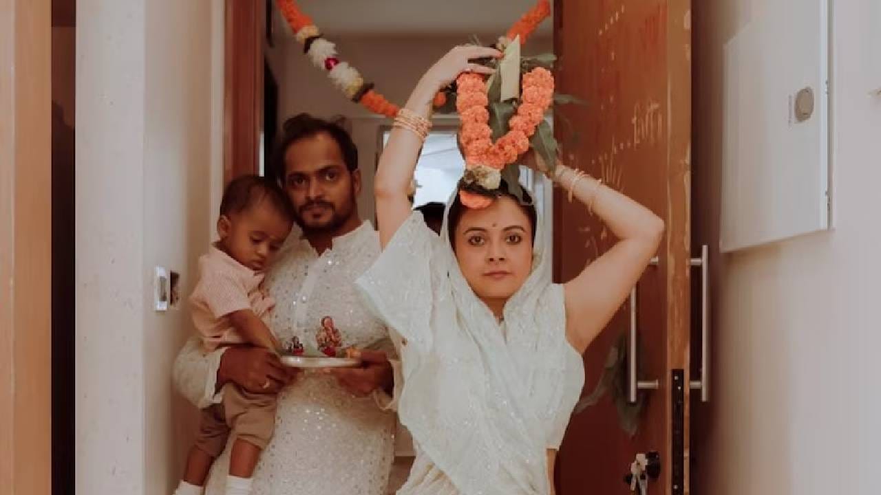या फोटोंमधील देवोलीनाच्या पतीने नेटकऱ्यांचं विशेष लक्ष वेधलं आहे. कारण देवोलीनाचा पती शाहनवाज शेख हा मुस्लीम असून त्याने हिंदू पद्धतीनुसार गृहप्रवेशाच्या सर्व विधी पार पाडल्या आहेत. यावेळी त्याच्या हातात देवाची मूर्तीसुद्धा पहायला मिळतेय.