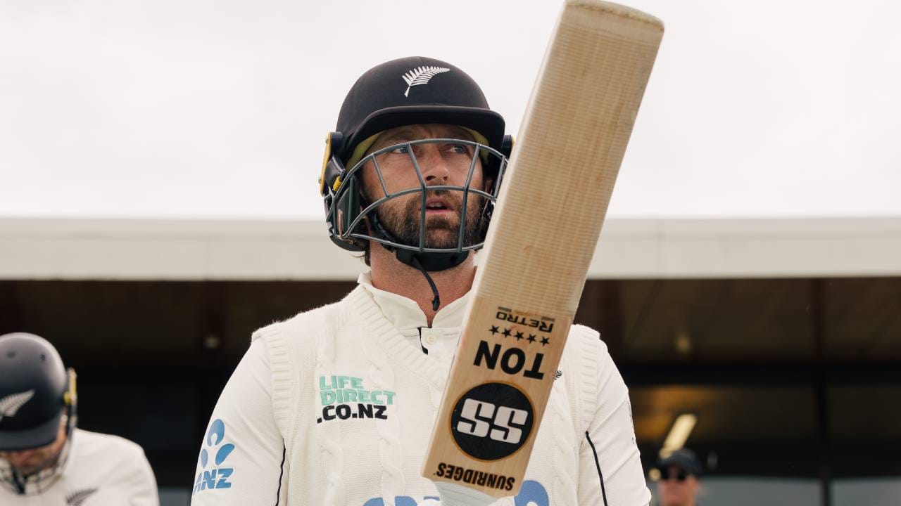 डेव्हॉन कॉनवेने त्याच्या कसोटी कारकिर्दीत सहा शतके झळकावली आहेत. यात दोन द्विशतकांचा समावेश आहे. त्याने वेस्ट इंडिजविरुद्ध पहिल्यांदाच तिहेरी आकडा गाठला. कॉनवेच्या शतकामुळे न्यूझीलंडने तिसऱ्या कसोटीत वेस्ट इंडिजवरील आपली पकड मजबूत केली आहे. न्यूझीलंडने पहिल्या डावात 8 गडी गमवून 575 धावा केल्या आणि डाव घोषित केला. तर वेस्ट इंडिजने एकही गडी न गमावता 110 धावा केल्या आहेत. (Photo- BLACKCAPS Twitter)