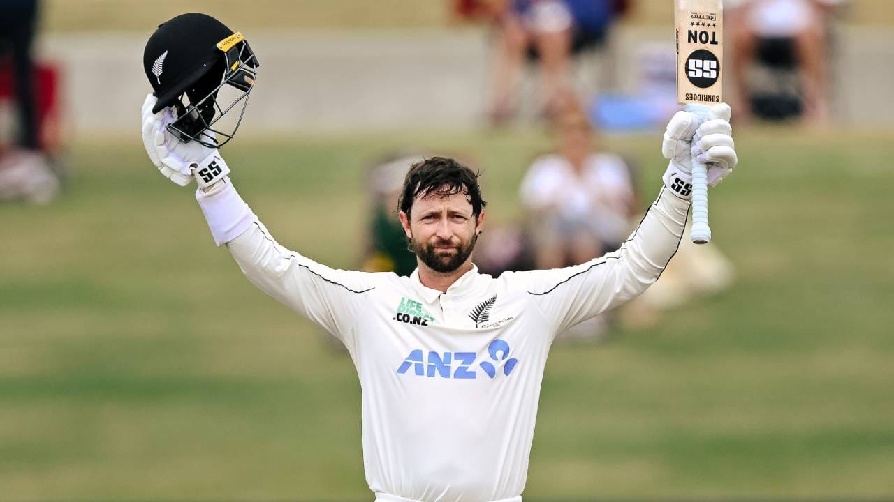 मिनी लिलावापूर्वी चेन्नई सुपर किंग्सने त्याला रिलीज केलं होतं. त्याला पुन्हा संघात घेतील अशी अपेक्षा होती. पण फ्रेंचयाझींनी युवा खेळाडूंवर जास्त विश्वास टाकला. डेवॉन कॉनवेने 29 आयपीएल सामने खेळले आहेत. 11 अर्धशतकांसह 1080 धावा केल्या आहेत. त्याचा सर्वोच्च धावसंख्या ही नाबाद 92 धावांची खेळी आहे. (Photo- BLACKCAPS Twitter)