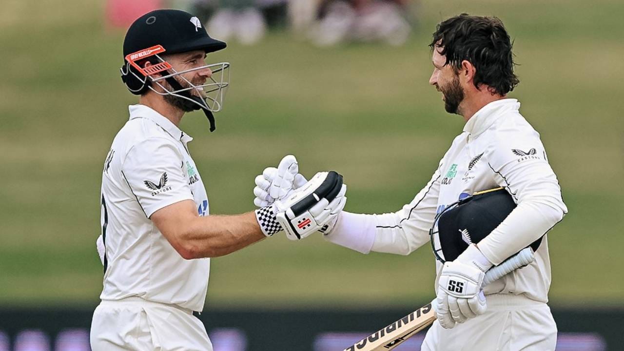 कॉनवे वेस्ट इंडिजविरुद्ध कसोटी सामन्यातील पहिल्या दिवशी नाबाद परतला. दुसऱ्या दिवसाच्या पहिल्या सत्रात त्याने शानदार फलंदाजी केली आणि त्याचे द्विशतक पूर्ण केले. 367 चेंडूत 31 चौकारांसह 227 धावा केल्या आणि बाद झाला. (Photo- BLACKCAPS Twitter)