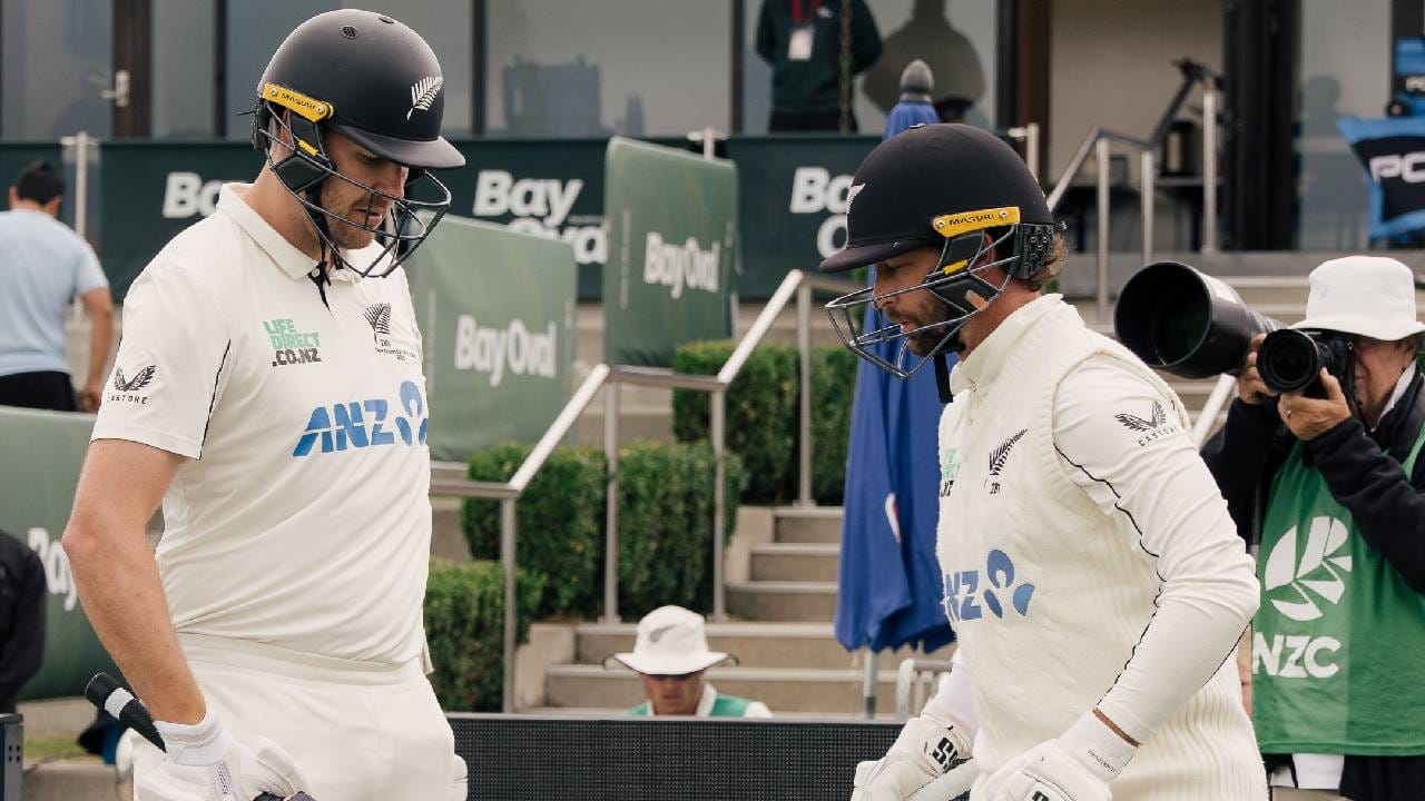 आयपीएल मिनी लिलावात 350हून अधिक खेळाडूंची नावं होती. यापैकी फक्त 77 खेळाडूंना भाव मिळाला. न विकलेल्या खेळाडूंमध्ये चेन्नई सुपर किंग्सचा माजी स्टार सलामीवीर डेवॉन कॉनवे याचंही नाव होतं. डेवॉन कॉनवेने आयपीएल 2026 च्या लिलावात 2 कोटी बेस प्राईससह उतरला होता. आता वेस्ट इंडिजविरुद्धच्या कसोटी सामन्यात द्विशतकी खेळी करून फॉर्मात असल्याचं दाखवून दिलं आहे. (Photo- BLACKCAPS Twitter)